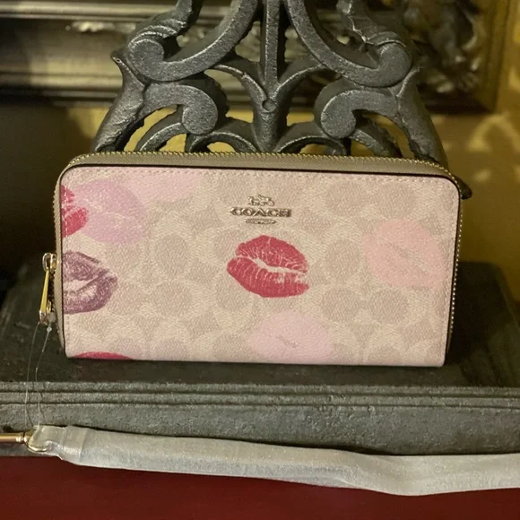 COACH NWT Long Zip Around Wallet In Signature Canvas With Lips Print